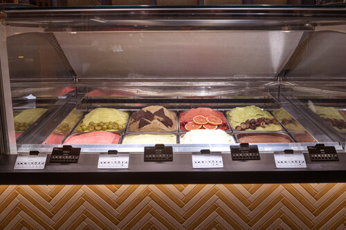 パティシエ特製のジェラート。メニューカードは白と黒でコントラストをつけている