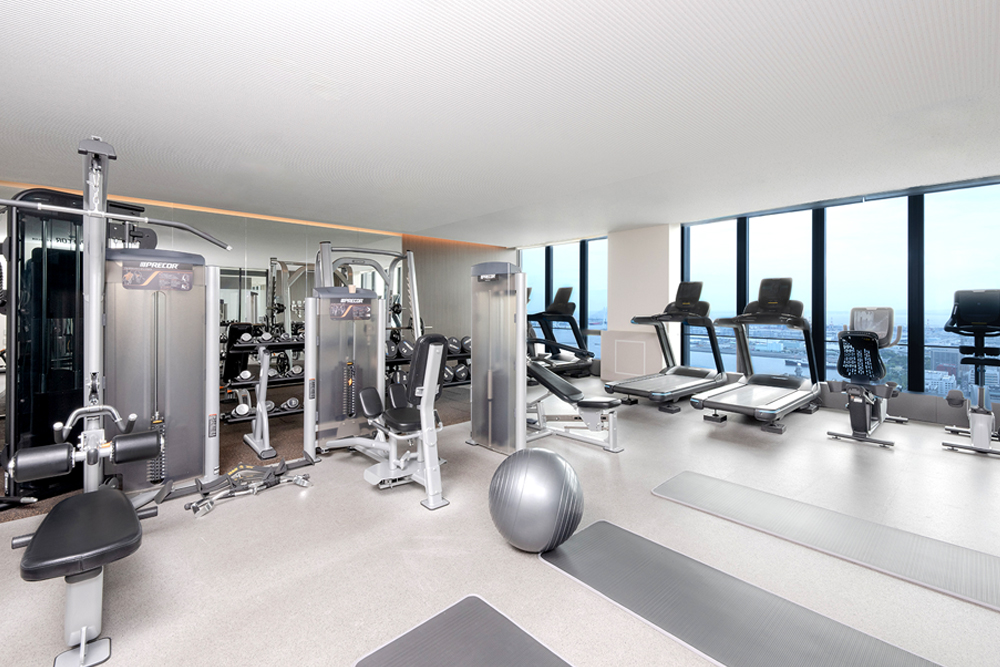 ‟暮らすように滞在を楽しむ“コンセプトのもと、同社初となる本格的なフィットネスジム(※宿泊者専用、トレーナーは常駐せず)を完備。横浜という立地を活かし、ビジネスでの中長期滞在のお客さまに加え、健康意識の高いお客さまのニーズにも応える形で導入されたという