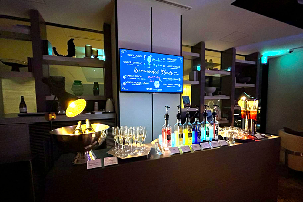 ナイトタイムアクティビティも充実しており、同施設では同社の新しい取り組みを体験できる。ひとつは、チェックイン時に渡されるインビテーションカードを持ち、宿泊者専用ラウンジを訪れる‟天空のナイトパーティ“だ。用意されたさまざまなシロップとスパークリングを組み合わせたセルフカクテルで、横浜の夜を楽しむことができる