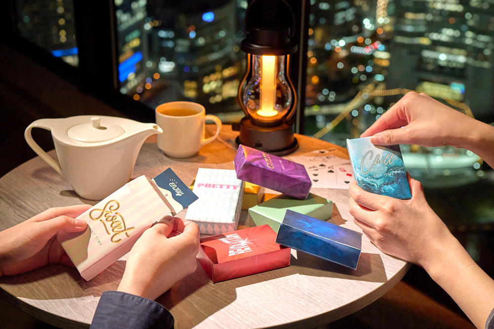 もうひとつのナイトタイムアクティビティは、過ごし方が提案が書かれた‟その夜のおススメ“カードを選ぶ、‟夜景じかん自販機“だ。客室で‟自分時間”を楽しむプログラムもよし、スタッフによ る‟横浜夜景トリビア”ガイドをお願いするのもよし。その日の気分に合わせて、‟誰かのおススメ“に夜時間をゆだねてみるのも、ホテルにゆっくりと滞在の魅力のひとつだ