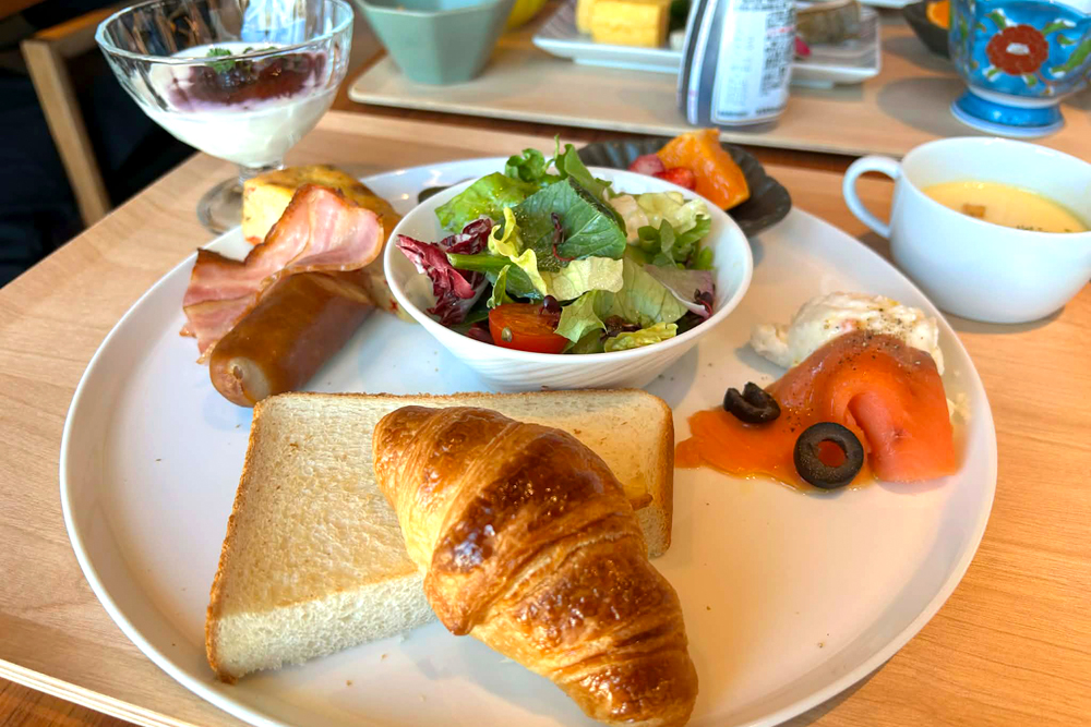 アパートメントホテル滞在においては、朝食タイムも自由度が高い。施設併設の「THE YOKOHAMA BAY」でホテル朝食を楽しむもよし(※写真は洋食プレート。ほかに和食プレートも用意されている)、近隣のベーカリーで焼き立てのパンを買うもよし。キッチンで、横浜モーニングをセルフプロデュースするのも楽しい