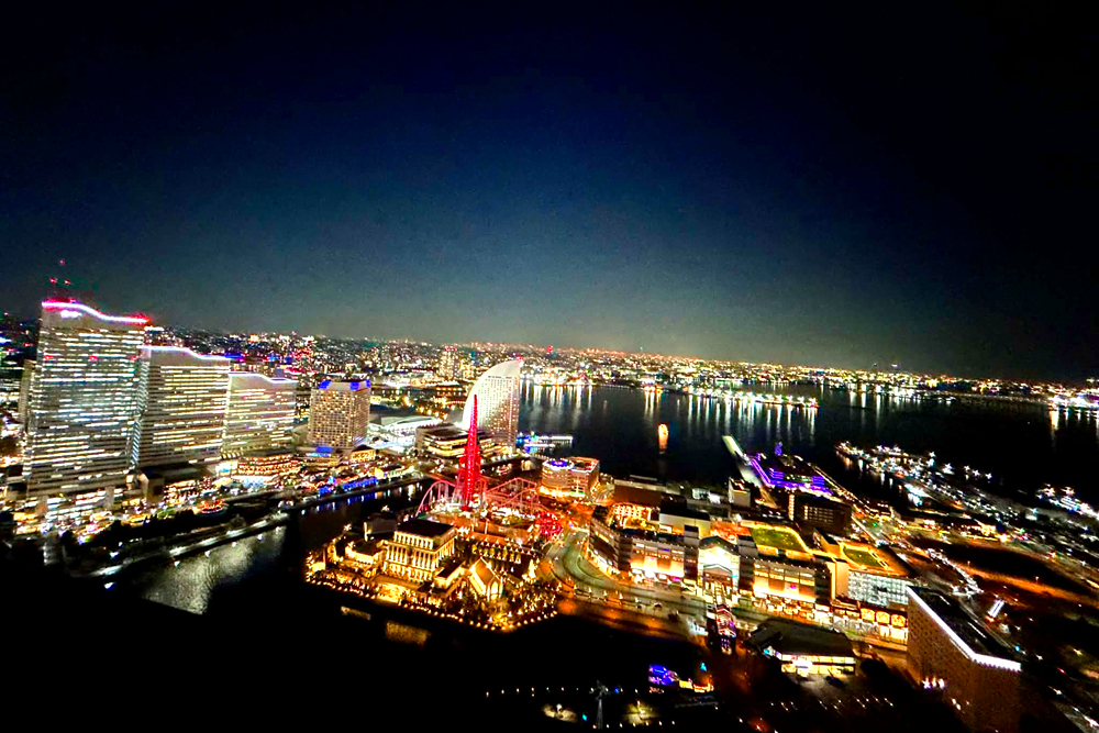 客室から望む夜景。この景色を独占できる自室での滞在は、おひとりさまからグループ利用まで、その楽しみ方も多様である。オープン間もない同施設だが、想定を上回る“おこもり需要”があるという。今後もお客さまの声に耳を傾けながら、“OMO”らしい充実した滞在プランを提案していく方針だ