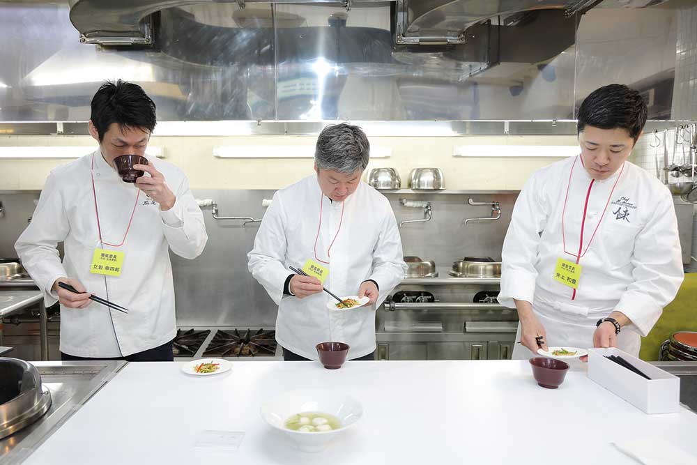 味見審査をする審査委員